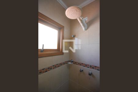 Casa à venda com 141m², 4 quartos e 4 vagasChuveiro do banheiro da suíte 1 