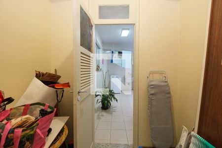 Apartamento à venda com 240m², 4 quartos e 1 vaga Apartamento à venda com 240m², 4 quartos e 1 vagaQuarto de Serviço