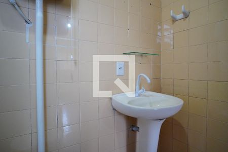 Banheiro de apartamento para alugar com 1 quarto, 50m² em Rubem Berta, Porto Alegre
