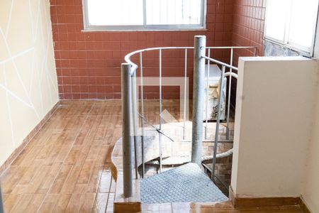 Casa de condomínio à venda com 170m², 2 quartos e sem vaga Casa de condomínio à venda com 170m², 2 quartos e sem vagaEscada