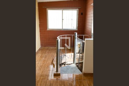 Casa de condomínio à venda com 170m², 2 quartos e sem vaga Casa de condomínio à venda com 170m², 2 quartos e sem vagaEscada