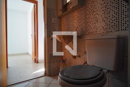 Banheiro  de apartamento à venda com 2 quartos, 51m² em Rubem Berta, Porto Alegre