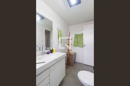 Casa à venda com 257m², 4 quartos e 2 vagas Casa à venda com 257m², 4 quartos e 2 vagasBanheiro