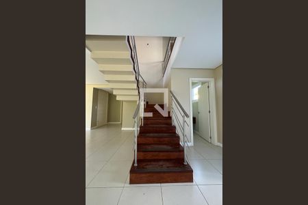 Casa à venda com 300m², 4 quartos e 4 vagasEscada