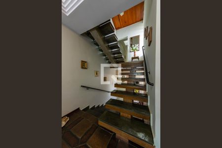 Escada de casa para alugar com 4 quartos, 440m² em Sítio da Figueira, São Paulo