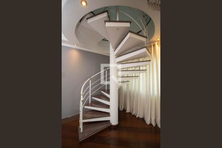 Apartamento à venda com 440m², 4 quartos e 4 vagas Apartamento à venda com 440m², 4 quartos e 4 vagasEscada