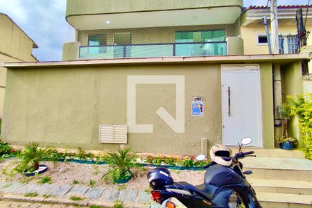 Casa de condomínio à venda com 148m², 4 quartos e sem vaga Casa de condomínio à venda com 148m², 4 quartos e sem vagaFachada com Cartaz QA.