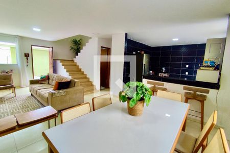 Casa de condomínio à venda com 148m², 4 quartos e sem vaga Casa de condomínio à venda com 148m², 4 quartos e sem vagaSala