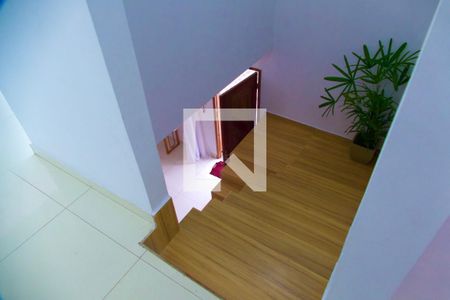 Casa de condomínio à venda com 148m², 4 quartos e sem vaga Casa de condomínio à venda com 148m², 4 quartos e sem vagaEscada 2 piso