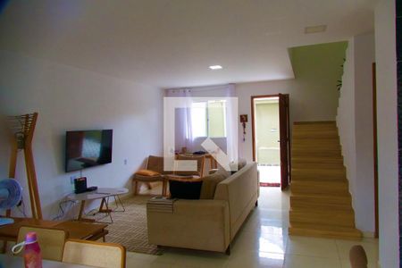 Casa de condomínio à venda com 148m², 4 quartos e sem vaga Casa de condomínio à venda com 148m², 4 quartos e sem vagaSala