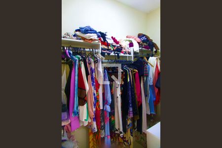 Casa de condomínio à venda com 148m², 4 quartos e sem vaga Casa de condomínio à venda com 148m², 4 quartos e sem vagaSuíte closet