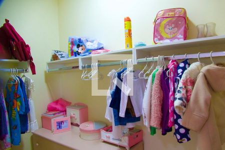 Casa de condomínio à venda com 148m², 4 quartos e sem vaga Casa de condomínio à venda com 148m², 4 quartos e sem vagaSuíte closet