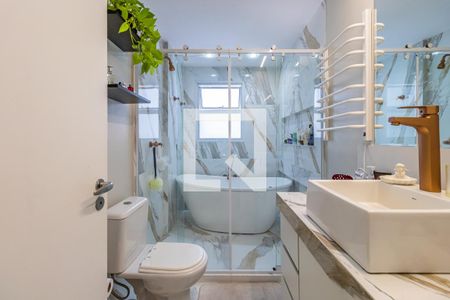 Apartamento à venda com 198m², 4 quartos e 3 vagasBanheiro da Suíte 2