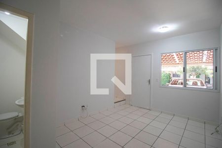 Sala de casa de condomínio para alugar com 2 quartos, 90m² em Vila São Luiz, Goiânia