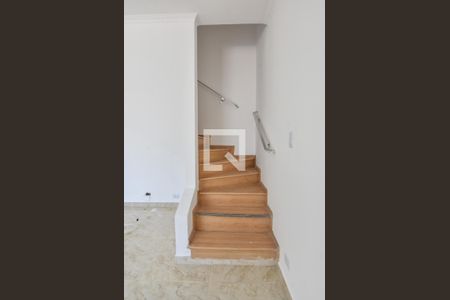 Sala  Escada  de casa para alugar com 4 quartos, 159m² em Jardim Aeroporto, São Paulo