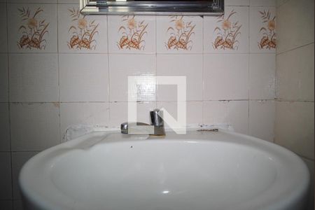 Banheiro de apartamento à venda com 1 quarto, 33m² em Santa Cecília, Porto Alegre