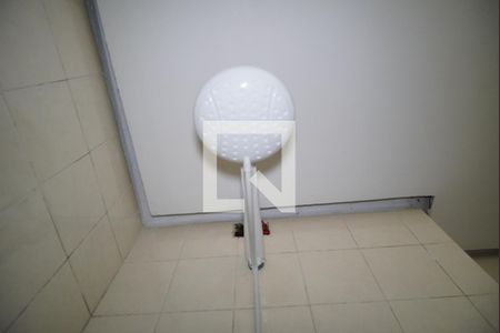 Banheiro de apartamento à venda com 1 quarto, 33m² em Santa Cecília, Porto Alegre