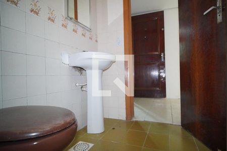 Banheiro de apartamento à venda com 1 quarto, 33m² em Santa Cecília, Porto Alegre