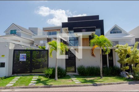 Casa de condomínio à venda com 300m², 3 quartos e 2 vagas Casa de condomínio à venda com 300m², 3 quartos e 2 vagasPortão