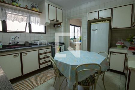 Apartamento à venda com 126m², 3 quartos e 2 vagas Apartamento à venda com 126m², 3 quartos e 2 vagasCozinha