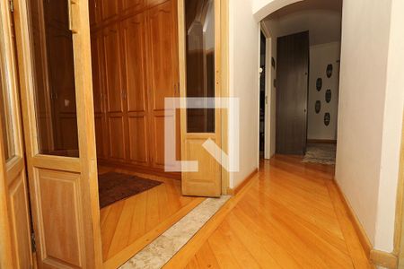 Casa à venda com 400m², 4 quartos e 6 vagas Casa à venda com 400m², 4 quartos e 6 vagasCorredor dos Quartos