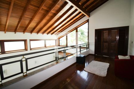 Casa à venda com 350m², 4 quartos e 3 vagas Casa à venda com 350m², 4 quartos e 3 vagasHall