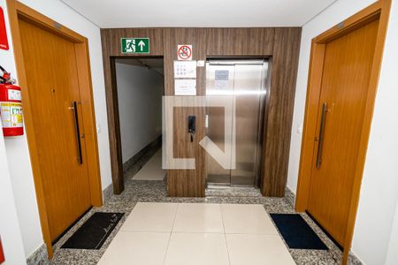 Apartamento à venda com 60m², 2 quartos e 1 vaga Apartamento à venda com 60m², 2 quartos e 1 vagaHall de Entrada do Prédio