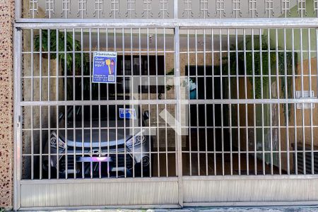 Casa à venda com 150m², 3 quartos e 2 vagas Casa à venda com 150m², 3 quartos e 2 vagasFachada