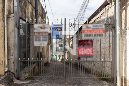 Casa à venda com 45m², 2 quartos e 1 vaga Casa à venda com 45m², 2 quartos e 1 vagaFachada