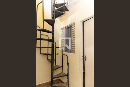 Casa à venda com 45m², 2 quartos e 1 vaga Casa à venda com 45m², 2 quartos e 1 vagaEscada