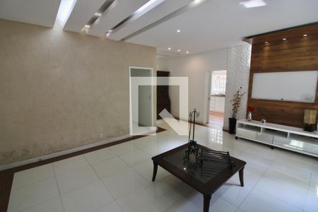 Sala de casa de condomínio para alugar com 3 quartos, 690m² em Vargem Grande, Rio de Janeiro