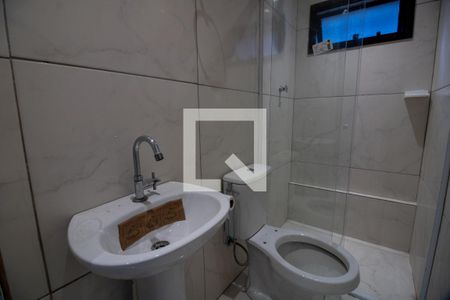 Banheiro de kitnet/studio para alugar com 1 quarto, 28m² em Vila das Oliveiras, Taboão da Serra
