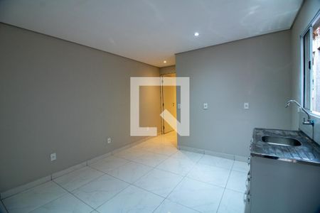 Cozinha de kitnet/studio para alugar com 1 quarto, 28m² em Vila das Oliveiras, Taboão da Serra