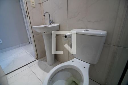 Banheiro de kitnet/studio para alugar com 1 quarto, 28m² em Vila das Oliveiras, Taboão da Serra