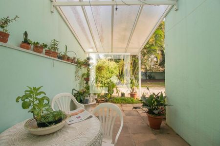 Casa à venda com 218m², 3 quartos e 3 vagasPátio