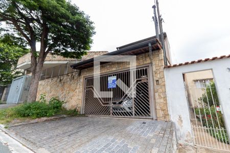 Casa à venda com 250m², 4 quartos e 2 vagasFachada