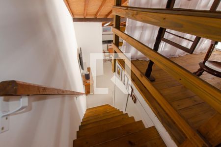 Casa para alugar com 80m², 2 quartos e 1 vaga Casa para alugar com 80m², 2 quartos e 1 vagaEscada