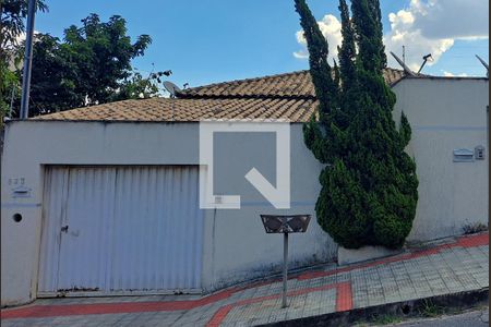 Casa à venda com 180m², 3 quartos e 2 vagasFachada