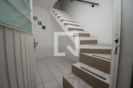 Casa à venda com 200m², 3 quartos e 3 vagas Casa à venda com 200m², 3 quartos e 3 vagasescadaria