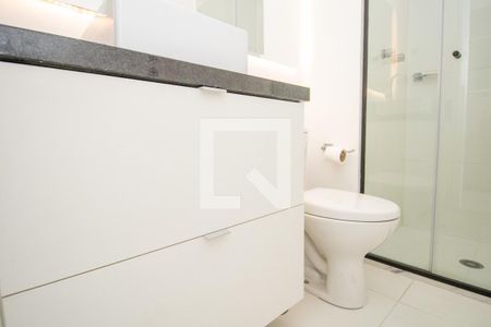 Banheiro - Armário e louça sanitária  de kitnet/studio à venda com 1 quarto, 26m² em Indianópolis, São Paulo