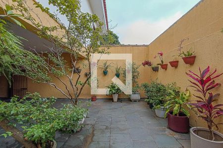 Casa à venda com 215m², 4 quartos e 4 vagas Casa à venda com 215m², 4 quartos e 4 vagasQuintal