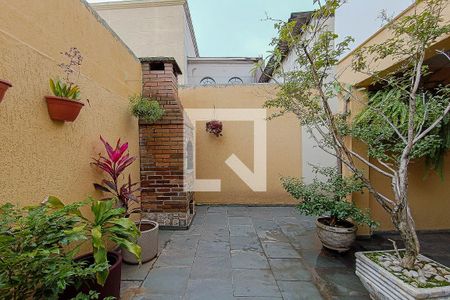 Casa à venda com 215m², 4 quartos e 4 vagas Casa à venda com 215m², 4 quartos e 4 vagasQuintal