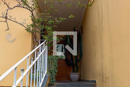 Casa à venda com 215m², 4 quartos e 4 vagas Casa à venda com 215m², 4 quartos e 4 vagasEntrada