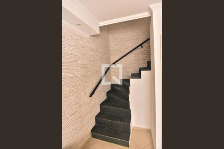 Casa de condomínio para alugar com 48m², 2 quartos e 2 vagas Casa de condomínio para alugar com 48m², 2 quartos e 2 vagasEscada