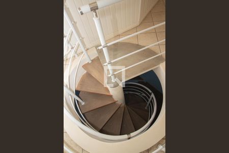 Casa à venda com 450m², 4 quartos e 4 vagasEscada - acesso Sótão