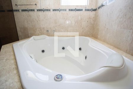 Casa à venda com 450m², 4 quartos e 4 vagasBanheiro Suíte 3 