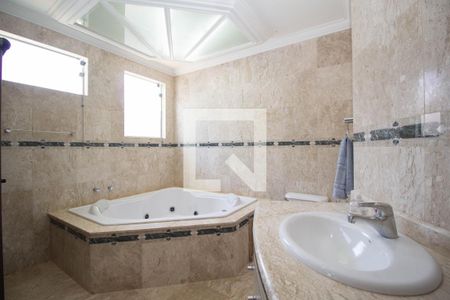 Casa à venda com 450m², 4 quartos e 4 vagasBanheiro Suíte 3 