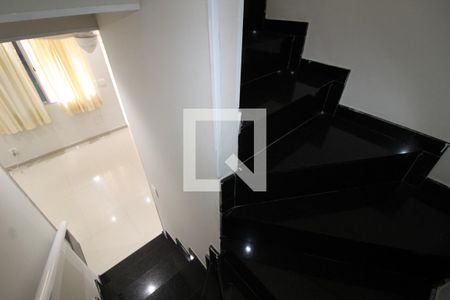 Apartamento à venda com 65m², 2 quartos e 1 vagaEscada
