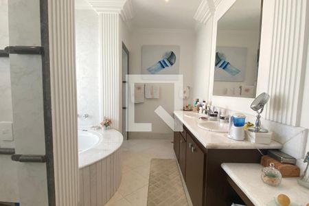 Casa de condomínio à venda com 462m², 4 quartos e 4 vagasBanheiro da Suíte 1