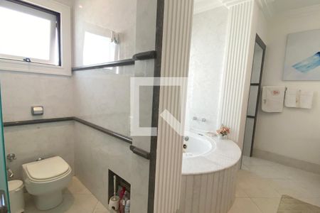 Casa de condomínio à venda com 462m², 4 quartos e 4 vagasBanheiro da Suíte 1